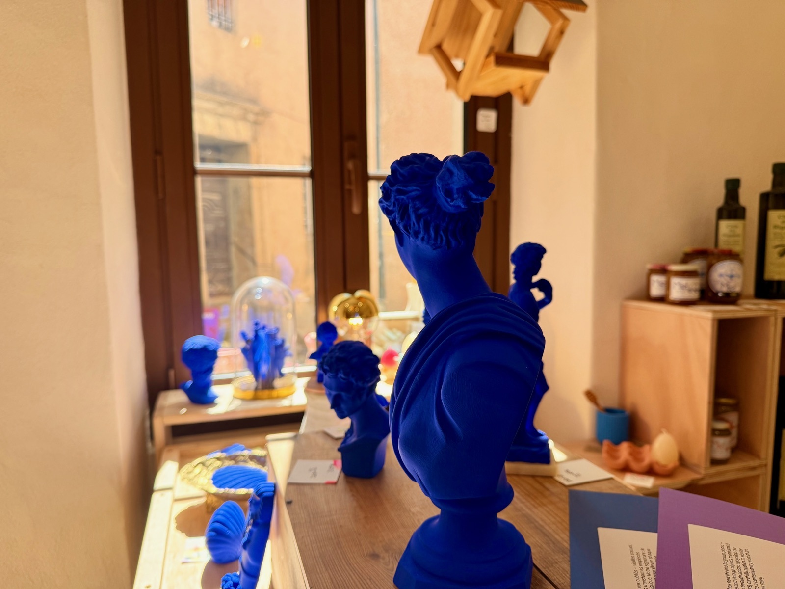 Bustes et objets en bleu outremer chez Maison Espigaou