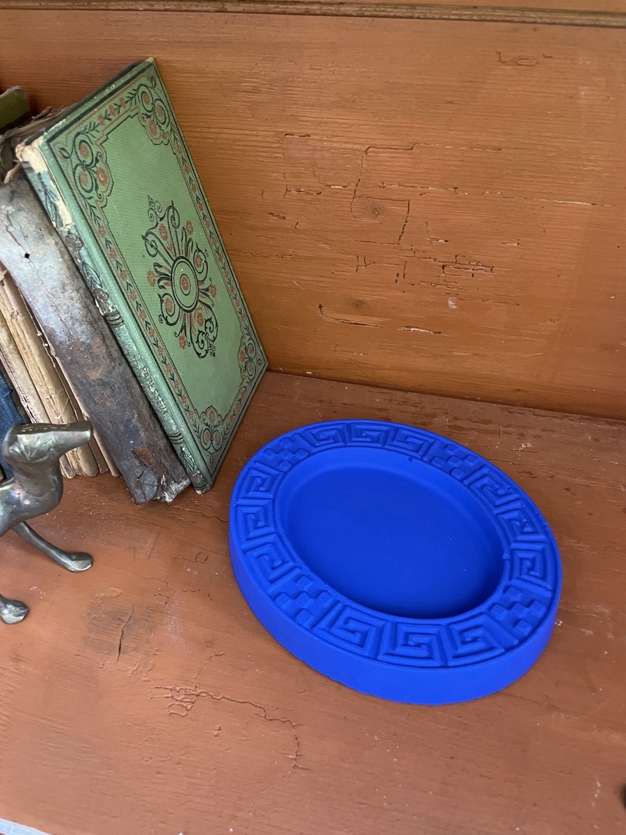 Soucoupe, moulure grecque — pièce P-38, recouverte de bleu outremer